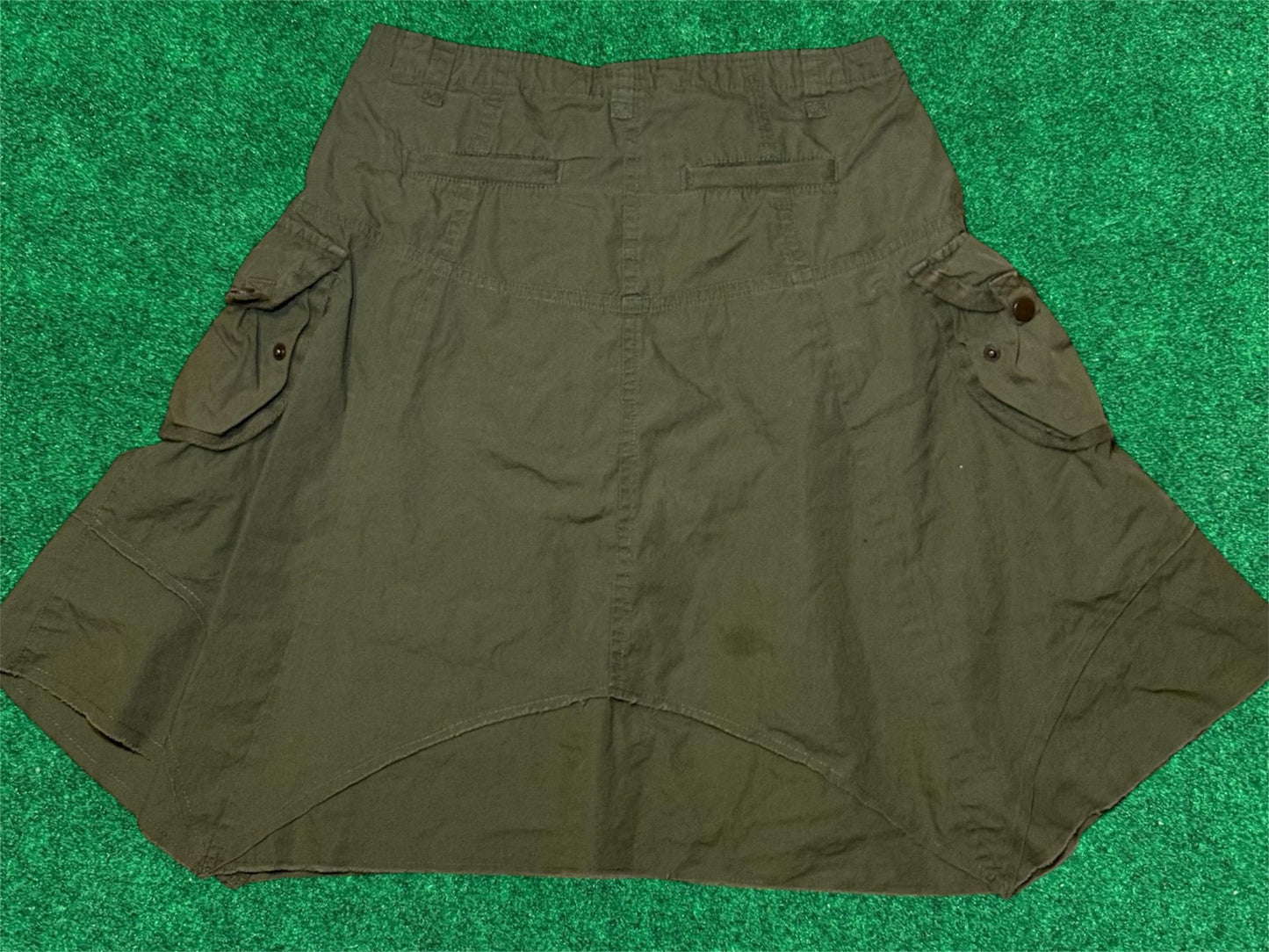 Asymmetric cargo skirt