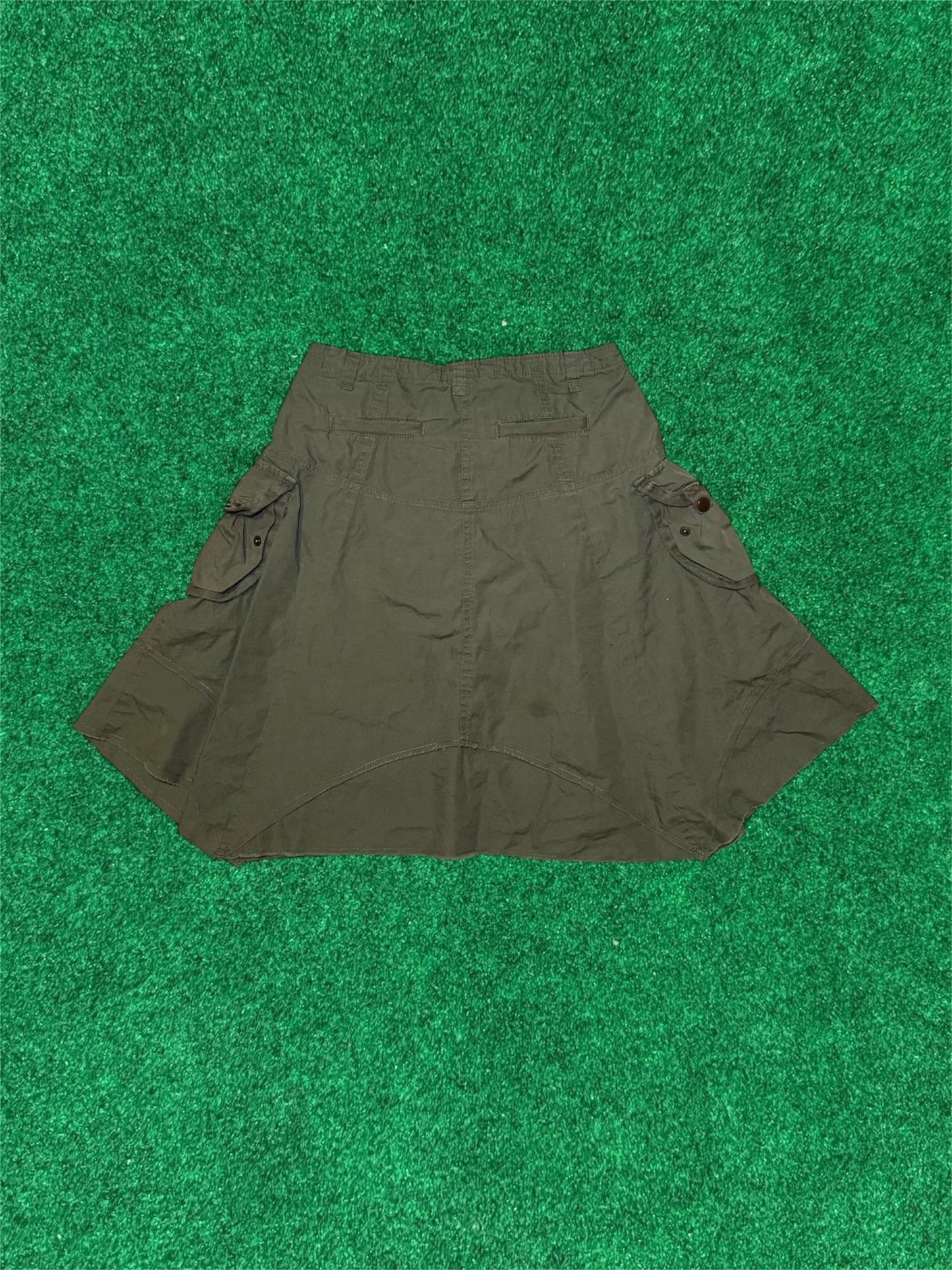 Asymmetric cargo skirt