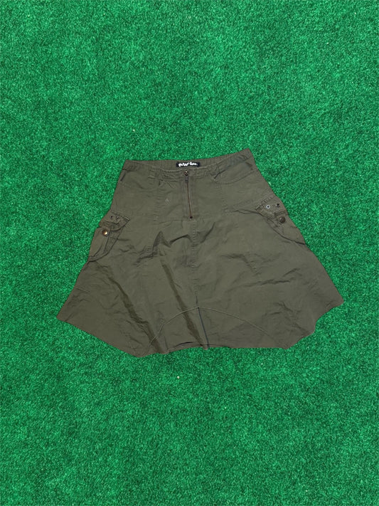 Asymmetric cargo skirt